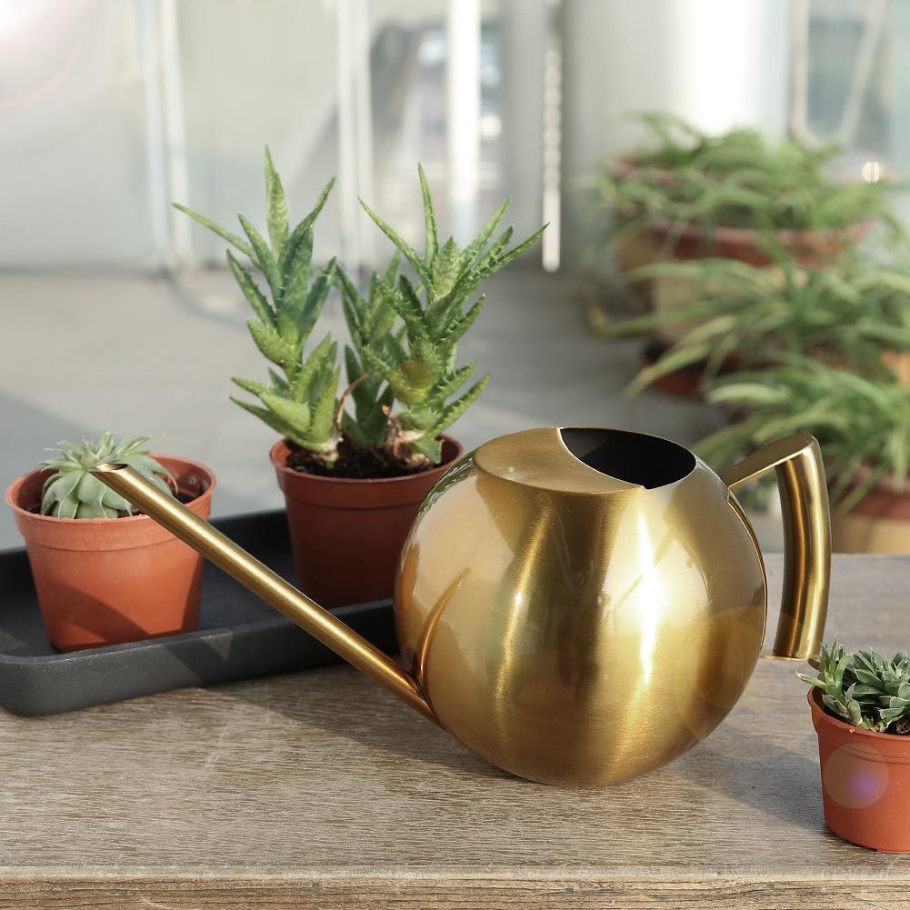 Goldene Metallgießkanne | Gießkanne Design