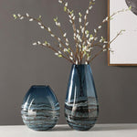 Blaue Vase aus geblasenem Glas
